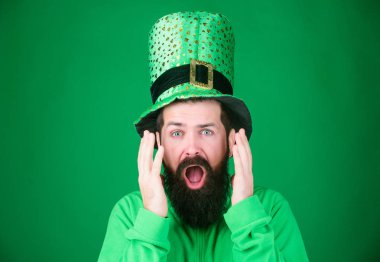 Şok hissediyorum. Sakallı adam ağız süre saint patricks günü kutlama açık tutarak. Hippi cüce şapkası ve kostüm. Mutlu saint patricks günü. Yeşil giymiş sakallı İrlandalı adam