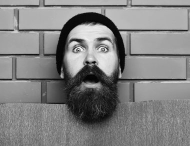 Kırmızı kağıt çarşaflı, vahşi, beyaz bir hippi.