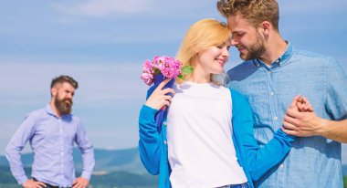 Ortak kız izlerken mutlu aşk ilişkileri başlar. Yeni aşk. İki aşık açık güneşli bir gün, gökyüzü arka plan çıkıyor. Arka plan üzerinde kıskanç kocası. Çiçek buketi romantik tarih ile çift