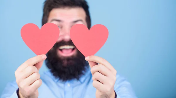 Namoro e relações conceito. Feliz no amor. O amor é incrível. Homem hipster barbudo com cartão de Dia dos Namorados. Celebra o amor. Cara atraente com barba e bigode de humor romântico. Sentir amor — Fotografia de Stock