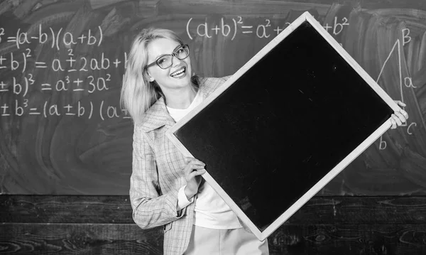 Öğretmen akıllı gülümseyen kadın blackboard boş reklam kopya alanı tutun. Okul zamanlama ve bilgi. Hometask bilgi. Öğretmen Okulu bilgiyi göster. Bu bilgileri hatırlamak — Stok fotoğraf