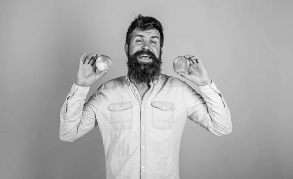 Maçãs compostos antioxidantes responsáveis benefícios para a saúde. Escolha nutricional. Homem com barba hipster segurar fruta de maçã na mão. Maçãs fruta tipo popular no mundo. Factos nutricionais e benefícios para a saúde — Fotografia de Stock
