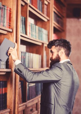 Zarif vintage odası takım elbiseli adam. Moda