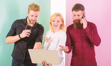 Dizüstü veya smartphone sen her zaman online. Modern insan sanal ve gerçek gerçekleri içinde yaşıyor. Modern teknolojiler hayatımızın daha kolay yapmak. Erkek ve kadın sanal gerçeklik ve online iletişim keyfini çıkarın