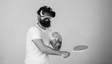 Adım, gri arka plan yenerek Vr bardaklarda sakallı adam. Vr gözlüklü play tenis raketi ile. Sanal spor kavram. Hipster meşgul yüzündeki kullanın modern teknoloji spor oyunları