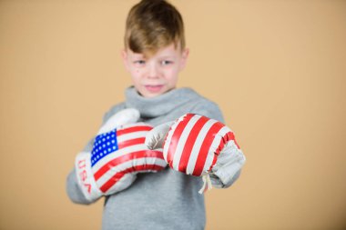 Çocuk spor atlet boks becerileri pratik. Boks spor. Fikir tartışması için hazır. Onun gücü kendinden emin. Boks kariyerine başlamak. Erkek sporcu ABD bayrağı ile boks eldivenleri giy. ABD'li boksör kavramı