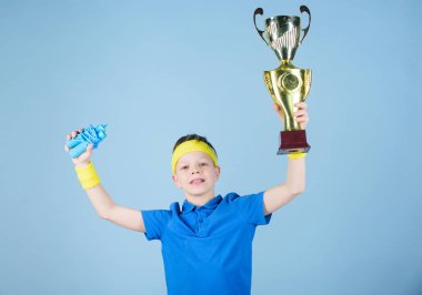 Spor ve sağlık. Altın Ödülü. Jimnastik salonu iş genç çocuk. başarı. Çocukluk etkinlik. Fitness ve diyet. Enerji. Mutlu çocuk sporcu Ödülü Kupası tutun. ödül kazanan. Ücretsiz ve kendinden emin duygu
