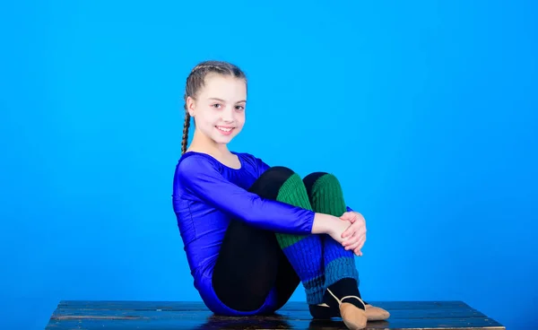 Ejercicios de relajación. éxito. Actividad infantil. Dieta fitness. Energía. Entrenamiento de gimnasia acrobática de adolescente. Deporte y salud. Gimnasia. Feliz deportista infantil. Mantenerse en forma y saludable — Foto de Stock