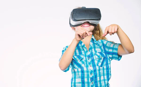 Kap a virtuális élmény. Virtuális valóság fogalmát. Gyerek Fedezze fel a modern technológia, virtuális valóság. Lány aranyos gyerek fej szerelt kijelző fehér háttér. Virtuális oktatás, iskolai tanuló részére — Stock Fotó