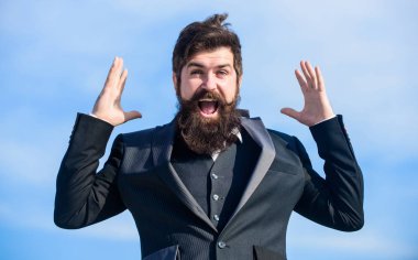 Adam iyimser işadamı giyim resmi takım gökyüzü arka plan sakallı. Başarı ve şans. İyimser ruh hali. İyimser gibi düşünüyorum. İyimser olmayı. Umutlu ve kendine güvenen geleceği ile ilgili. Beklenmeyen şans