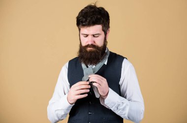 Adam hipster düğüm yapın çalışın sakallı. Kravat knot bağlama farklı yolları vardır. Erkeklik sanatı. Nasıl kravat bağlamayı. Yakana kadar ve boynuna kravat ile başlar. Basit düğüm bağlamak nasıl