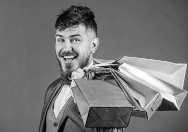 Alışveriş daha neşeli hale getirin. Seçkin butik. Karlı fırsatlar siyah Cuma alışveriş keyfini çıkarın. İndirimli alışveriş keyfini satın alma. Adam sakallı zarif işadamı gri arka plan üzerinde alışveriş torbaları taşımak