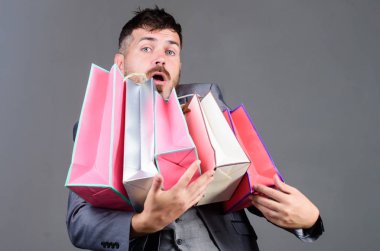 Adam alışveriş merkezi. şık esthete alışveriş çantası ile. ağır çantaları. Olgun Alışverişkoliğin. tatil satınalma. iş. Büyük satış. sakallı adam resmi elbiseli. papyon işadamı. Yeni iş kurmak