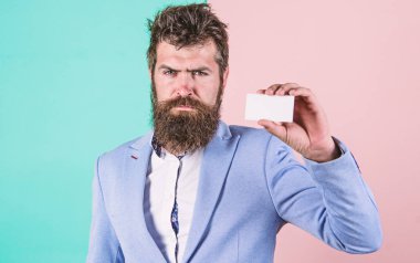 İş adamı boş kartı tutun. Sakallı hippi ciddi bir yüz gösteri kartı. Bankacılık hizmetleri iş için. Kartvizit tasarımı. Kart kopyalama alanı profesyonel meslek konumu. Feel ücretsiz iletişim kur