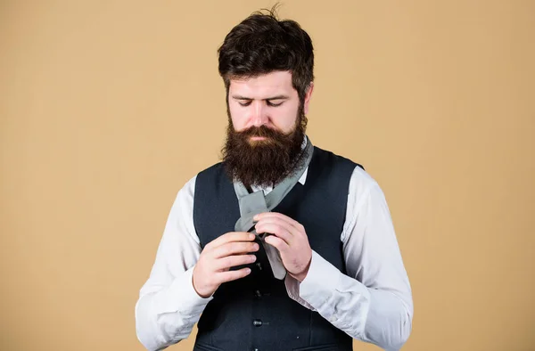 Homem hipster barbudo tentar fazer nó. Diferentes maneiras de amarrar nós de gravata. Arte da masculinidade. Como amarrar gravata. Comece com o colarinho para cima e a gravata ao redor do pescoço. Como amarrar nó simples — Fotografia de Stock