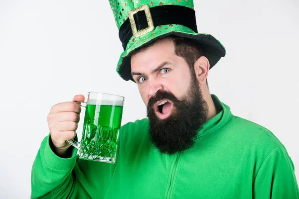 Ta det lugnt denna Paddys dag. Irländsk man med skägg dricka Grön öl. Firar Saint Patricks dag i baren. Hipster i Leprechaun hatt som håller ölmugg. Skäggiga mannen rostning till Saint Patricks dag — Stockfoto