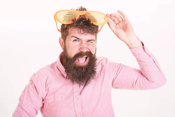 Gafas de sol de protección ocular accesorio de verano. El hombre barbudo usa gafas de sol. Cómo prepararse para sus próximas vacaciones. Hipster usar persianas sombras gafas de sol extremadamente grandes. Atributo vacaciones gafas de sol —  Fotos de Stock