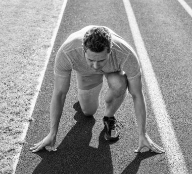 Runner atlet düşük başlangıç konumu yoğunlaşmıştır. Runner take parçası yarışmalar başlangıç konumu düşük. Spor hedef odaklı. Zafer elde etmek hazır. Adam atlet yarış gitmeye çalışan duruldu
