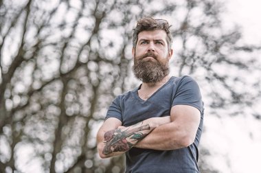 Bıyık ciddi bir yüz emin doğa arka plan ile sakallı adam. Gözlüklü sakallı adam. Hipster emin tutun çarpı işareti kollar göğüs üzerinde sakallı. Sakallı hippi acımasız maço. Kuaför kavramı