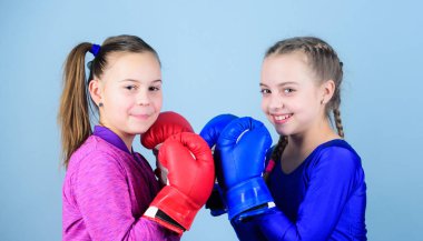 Fitness diyet. enerji sağlık. Spor başarı. Dostluk. küçük kızlar boksör spor egzersiz. Mutlu çocuklar sporcu boks eldiven. Delme nakavt. Çocukluk etkinlik. Beyaz boxer