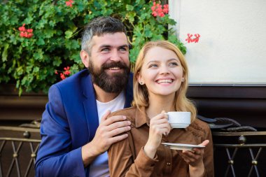 Mutlu çift romantik tarihte aşık. Huzurlu sabah. Acımasız sakallı hippi ve kız kahve içmek. Sabah kahve. kadın ve sakallı kafede rahatlayın. İlk kız ve olgun adam karşılamak