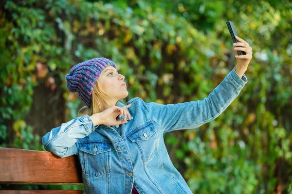 Žena, která vede mobilní rozhovor. Mobilní komunikace a sociální sítě. Holka volá kamarádce. Zůstaňte v kontaktu s moderním chytrým telefonem. Pojetí mobilních hovorů. Dívka s chytrým telefonem zelená příroda pozadí — Stock fotografie