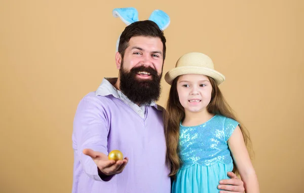 Розпис яйця з його дитини. Сім'я з кроликом батько і дочка на Великдень. Щасливий батько та дитина з кольорові великодні яйця. Щаслива родина. Сімейні святкування Великодня. Сім'я нудистів щорічної пасхальне яйце полювання — стокове фото