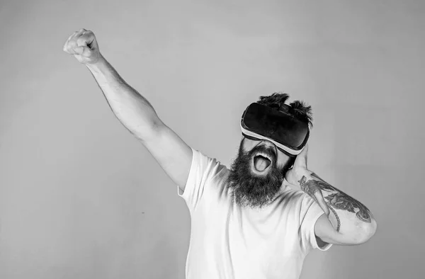 Mannen med skägg i Vr Glasögon, grön bakgrund. Hipster entusiastiska ansiktet använder modern teknik för underhållning. VR musiker koncept. DJ med Vr-glasögon spela musik, lyssna på hörlurar — Stockfoto