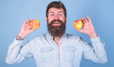 Sağlıklı bir alternatif. Sakallı adam gülen elma mavi arka plan elinde tutar. Tamamen sağlıklı beslenme kavramı. Vitamini beslenme diyet sağlık. Elma hem de eller sağlıklı alternatif