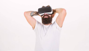 Vr bardaklarda sakallı adam zevk video, beyaz arka plan izliyor. Sanal sinema kavramı. Adam ile kafa monte göstermek zevk sanal gerçeklik. Hipster heyecanlı yüzündeki sanal gerçeklik eğleniyor