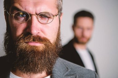 Optik ve vizyon kavramı. Akıllı görünüm için gözlük aksesuar. Akıllı göz atmak. Hipster stil ve moda. Hipster gözlük. Adam yakışıklı hipster giyim gözlük sakallı. Göz sağlığı ve görme