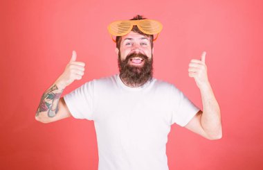 Güneş gözlüğü yaz öznitelik ve şık aksesuar. Hipster giyer çekim gölgeler güneş gözlüğü. Adam hipster giyer dev louvered güneş gözlüğü sakallı. Yaz partisi aksesuar. Yaz aksesuar kavramı