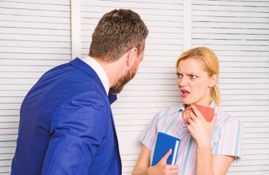 Patron işçi çalışma planı tartışıyorlar. Önyargı ve çalışanın kişisel tutum. Office kavga kavramı. İş arkadaşları arasında yanlış anlaşılma. Gergin konuşma veya iş arkadaşları arasında kavga