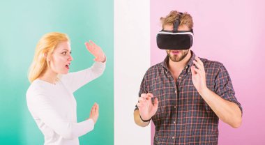 Adam Vr gözlük dahil video oyunu kız iken onu uyandırmaya deneyin. Video oyunu adam hayal yakalanan. Karısı onu gerçek hayata geri yardım etmeye çalışır. Video oyun bağımlılığı belirtileri ve tedavisi