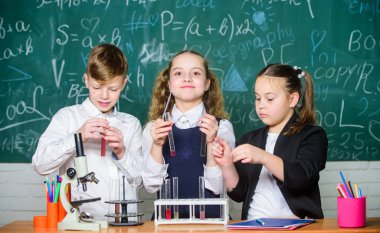 Biyoloji ekipman. öğrencilerin laboratuar mikroskobu ile biyoloji deneyleri yapıyor. Sadece öğrenme kimya laboratuvar çocuklar. Biyoloji eğitim. Mutlu çocuklar. Biyoloji ders. İş yerinde parlak zihinleri