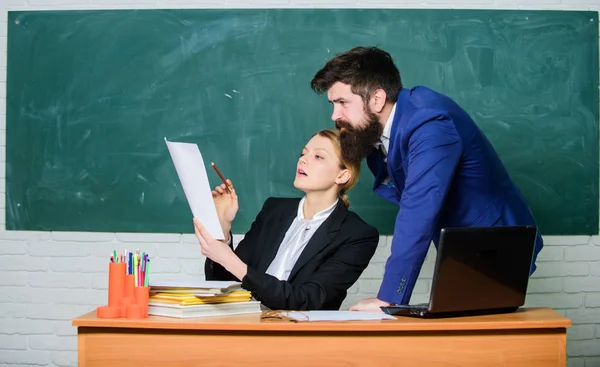 Ayúdame con los documentos. Profesor y supervisor trabajando juntos en el aula de la escuela. Programa educativo. Educación escolar. Prepárate para la clase escolar. Mejorar la habilidad docente. Consultar con el colega — Foto de Stock