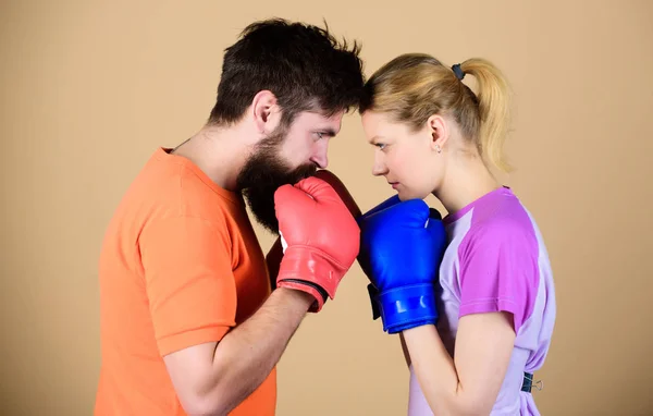 Entrenando con el entrenador. Mujer feliz y hombre barbudo entrenar en el gimnasio. puñetazos, deporte Éxito. Ropa deportiva. Pelea. Knockout y energía. entrenamiento de pareja en guantes de boxeo. Un equipo, un sueño —  Fotos de Stock