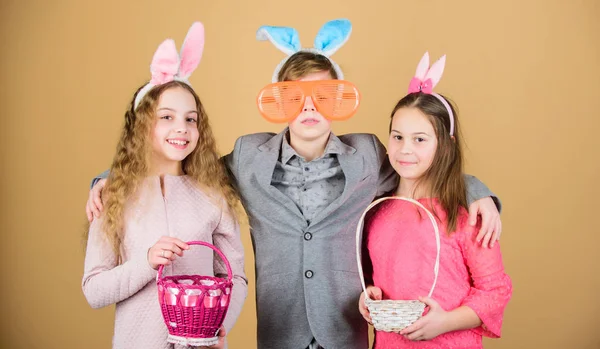 Gruppe Kinder Hasenohren Accessoires feiern Ostern. Kinder mit kleinen Körbchen auf der Suche nach Ostereiern. Osteraktivität und Spaß. Freunde, die sich am Ostersonntag gemeinsam amüsieren. bereit für die Jagd nach Eiern — Stockfoto