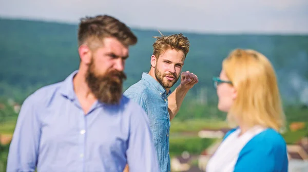 Un homme a trouvé ou détecté une copine qui le trompait en marchant avec un autre homme. Petit ami plein de jaloux regarde avec suspicion couple. Concept jaloux. Homme agressif va attaquer amant de sa petite amie — Photo