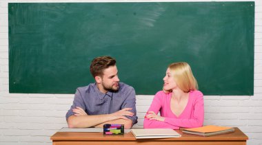 Doğru cevap onların aklında. Kolej veya üniversite okuyor. Ücretsiz program uygulanır. Kaç arkadaş üniversite okuyan öğrenciler. Üniversite hayatının tadını çıkarıyor. Adam ve kız sınıfta masada oturmak