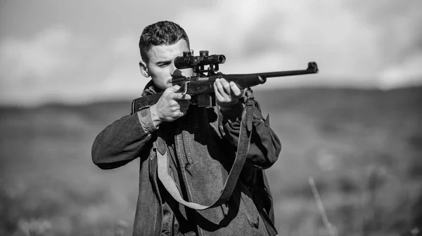 男性的な趣味の活動です。男ハンターはライフル、自然の背景を目指してします。経験と実践、成功の狩猟を貸します。男狩り自然環境。狩猟武器銃やライフル。狩猟ターゲット — ストック写真