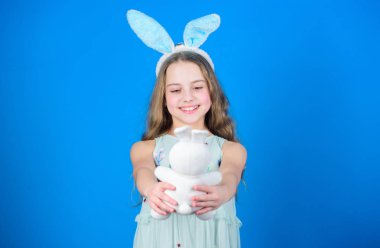 Mutlu paskalyalar. Oynak bebek Paskalya kutlamak. Bahar tatili. Mutlu çocukluk. Paskalya günü için hazır. Çocuklar için Paskalya aktivitelere. Tatil tavşan kız uzun tavşan kulaklı. Çocuk şirin bunny kostüm