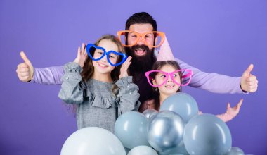 Baba ile iki kızı eğleniyor. Babalık kavramı. Dostu aile giyim komik parti aksesuarları. Babalar günü. Kızı baba aktif yaşam ilgi gerekir. Bekar baba. Doğum günü partisi
