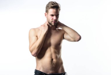 Sporcu adam, saç bakımı. Kas eğitmen sonra spor. Seksi çıplak gövde adamla altı paketi. Seksi kas maço. Fitness diyet. Arzu ve günaha. Erkek moda ve güzellik. Mutlu ve sportif