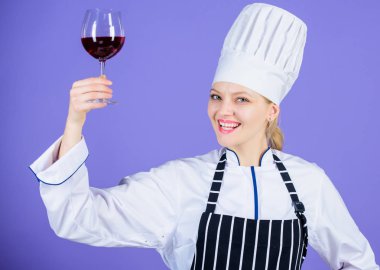 Çok zevkli. Sommelier becerileri. Restoranda şarap hizmet. Kadın Şef şarap tutun. Her zaman için çalışan üstün tost. Hangi şarap servis akşam yemeği ile. Sommelier Şarap tadını çıkarın