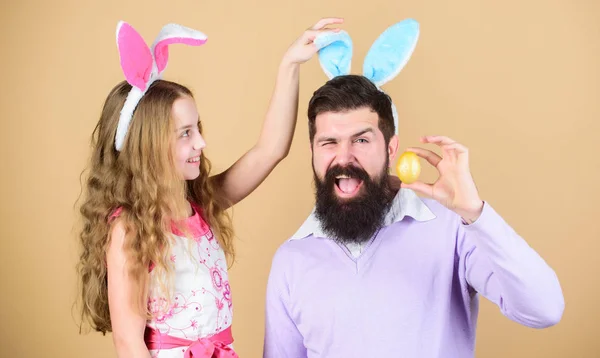 Holiday bunny long ears. Family tradition concept. Dad and daughter wear bunny ears. Father and child celebrate easter. Spring holiday. Easter spirit. Easter activities for whole family. Happy easter — Stock Photo, Image