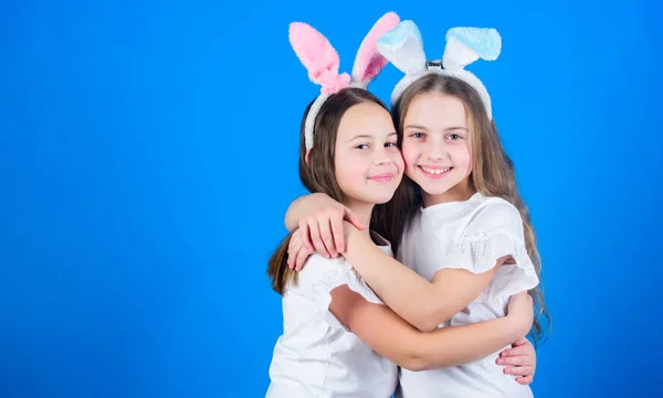 Oynak kızlar kız Paskalya kutlamak. Bahar tatili. Mutlu çocukluk. Dostluk kavramı. Paskalya vibes. Mutlu paskalyalar. Tatil Tavşan kızlar uzun tavşan kulaklı sarıl. Çocuk Paskalya bunny kostüm — Stok fotoğraf