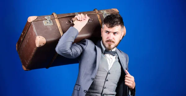 Uomo ben curato hipster barbuto con grande valigia. Porta con te tutte le tue cose. Valigia pesante. Servizio di consegna. Concetto di viaggio e bagagli. Viaggiatore hipster con bagaglio. Assicurazione bagagli — Foto Stock