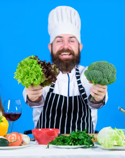 Vegetarisch. Volwassen chef-kok met baard. Gezond eten koken. Bebaarde man koken in de keuken, culinaire. Dieting en biologische voeding, vitamine. Chef-kok man in hat. Geheime smaak recept. Absoluut gelijk — Stockfoto