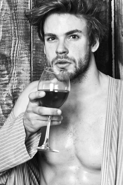 Guy atraente relaxante com bebida alcoólica. Homem peito sexy pele molhada após banho segurar vinho. Bacharel desfrutar de vinho após o banho. Macho desarrumado cabelo degustate vinho de luxo. Beba vinho e relaxe — Fotografia de Stock